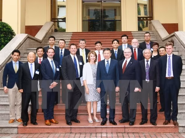 越南公安部部长苏林会见美国客人 ảnh 1 越南公安部部长苏林会见美国客人 ảnh 1