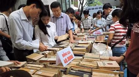 有关越南八月革命的河内市旧书展销会在河内举行 ảnh 1