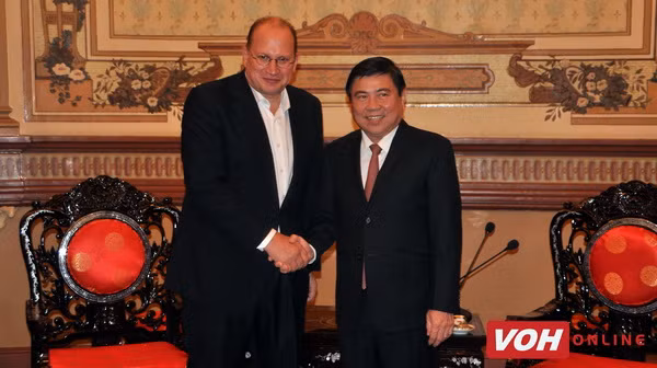 胡志明市领导人会见友邦保险董事长 ảnh 1