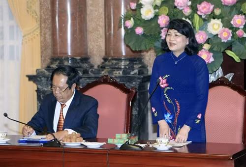 越南国家副主席邓氏玉盛会见芹苴市革命有功者代表团 ảnh 1 越南国家副主席邓氏玉盛会见芹苴市革命有功者代表团 ảnh 1