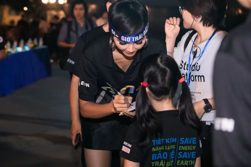 越南环球小姐赫姮尼依参与2019年地球1小时熄灯活动（组图） ảnh 1