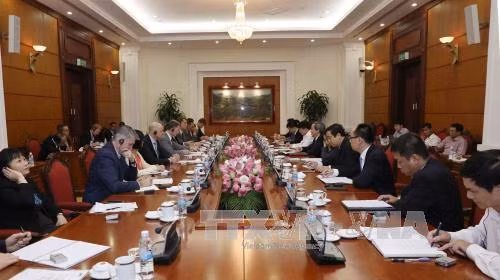 越共中央经济部部长会见越南欧洲商会制药协会区域高级代表团 ảnh 1