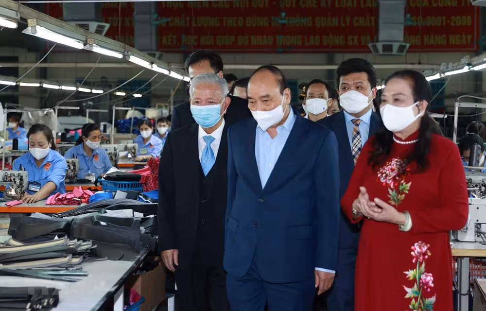 国家主席阮春福造访由老年人管理的模范企业 ảnh 1 国家主席阮春福造访由老年人管理的模范企业 ảnh 1