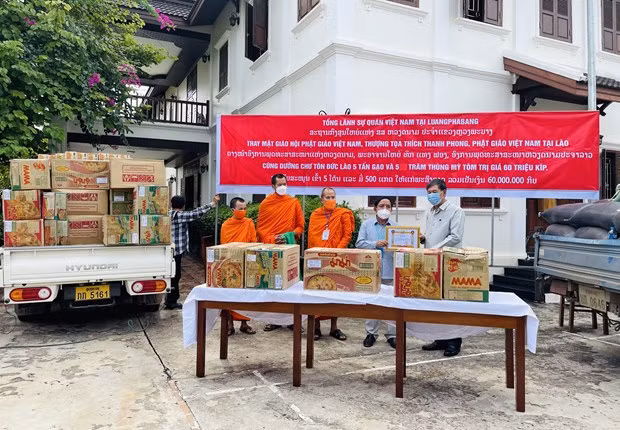 越南佛教协会助力老挝中央佛教联盟渡过疫情难关 ảnh 1