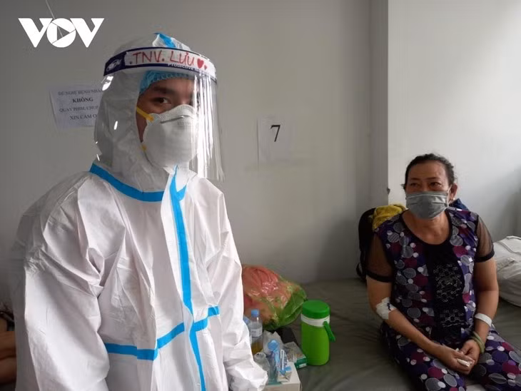 新冠肺炎康复患者自愿留院当志愿者 ảnh 1