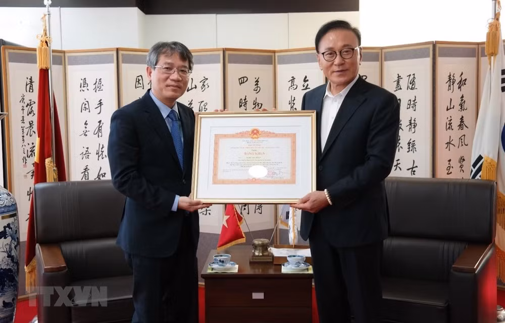 向越南驻韩国釜山-庆尚南道地区名誉总领事授予政府总理奖状 ảnh 1 向越南驻韩国釜山-庆尚南道地区名誉总领事授予政府总理奖状 ảnh 1