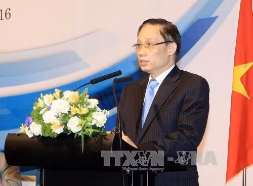 越南外交部副部长黎怀忠会见中国广西壮族自治区党委书记彭清华 ảnh 1