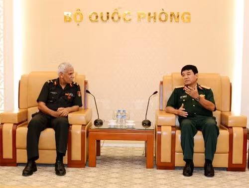 越南人民军副总参谋长武文俊上将会见印度国防学院代表团 ảnh 1