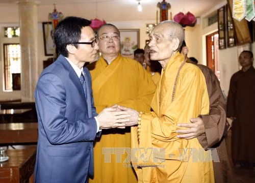 政府副总理武德儋佛诞节走访慰问佛教协会证明理事会法主 ảnh 1 政府副总理武德儋佛诞节走访慰问佛教协会证明理事会法主 ảnh 1