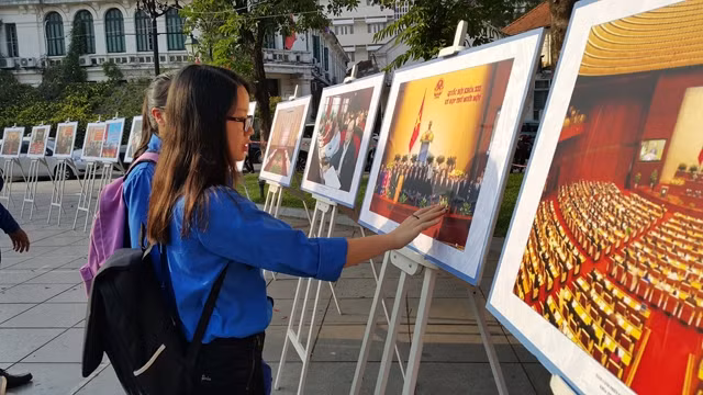 “全民同乐日”室外图片展在河内举行 ảnh 1