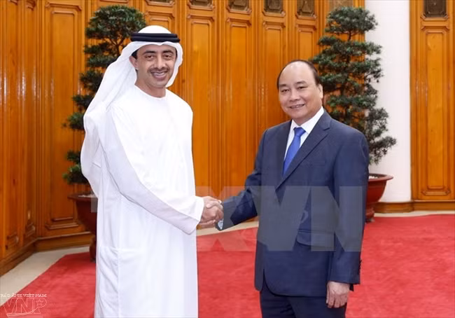 越南政府总理阮春福会见阿联酋外交与国际合作部部长 ảnh 1 越南政府总理阮春福会见阿联酋外交与国际合作部部长 ảnh 1