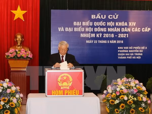 越南党、国家领导人参加投票 行使自己的民主权利 ảnh 1