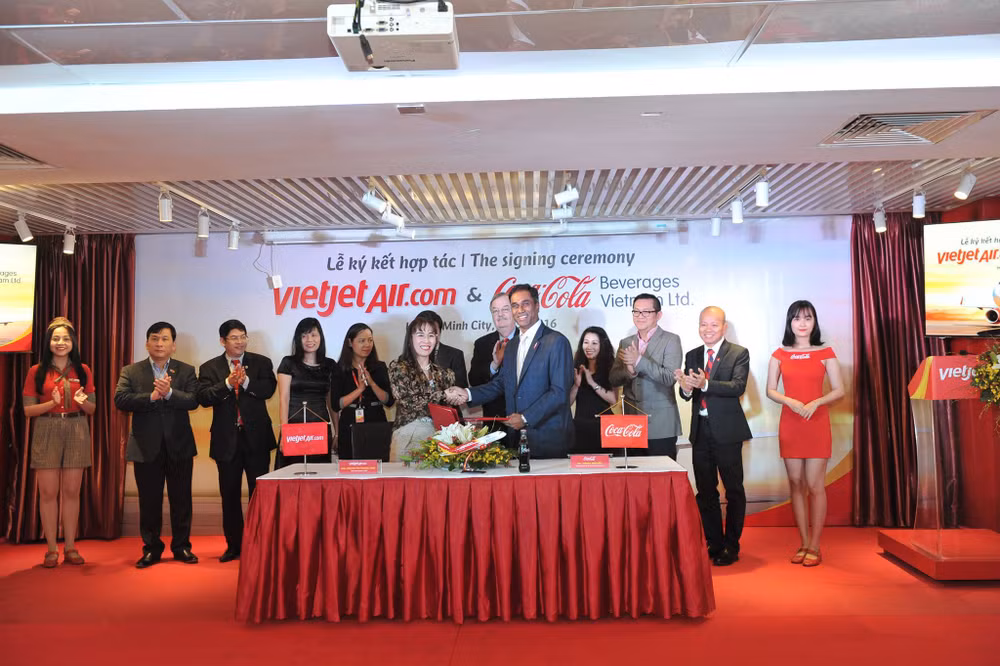 越捷航空与可口可乐越南公司签署全面合作协议 ảnh 1