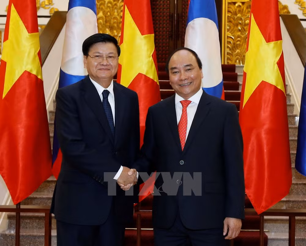 越南政府总理阮春福与老挝总理通伦举行会谈 ảnh 1 越南政府总理阮春福与老挝总理通伦举行会谈 ảnh 1