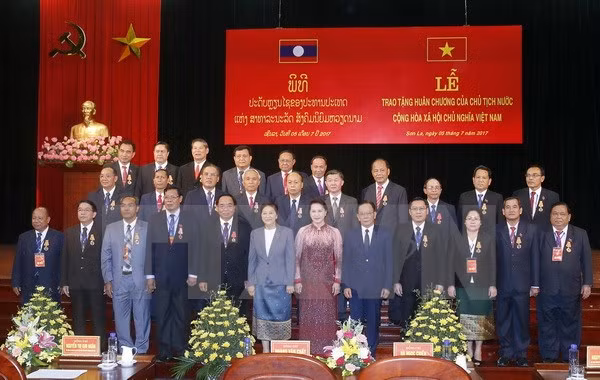 越南国家主席向老挝15位省领导授予勋章 ảnh 1