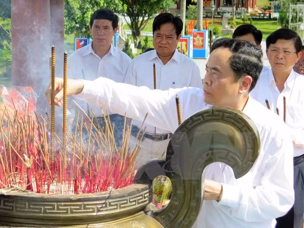 祖国阵线中央委员会主席敬香缅怀各位英雄烈士 ảnh 1