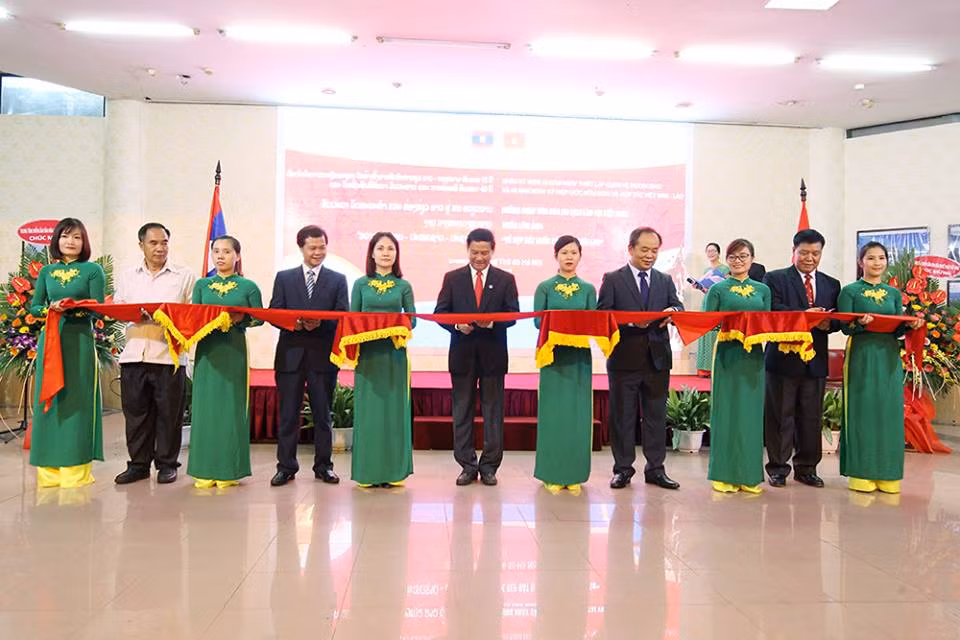 越老团结情谊图片展亮相胡志明市 ảnh 1