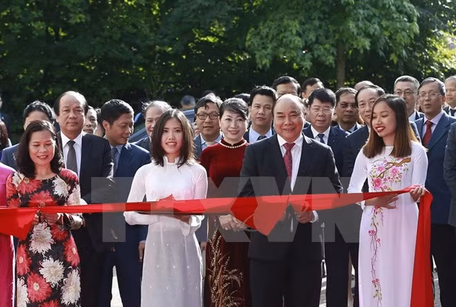 阮春福总理访问越南驻荷兰大使馆 ảnh 2
