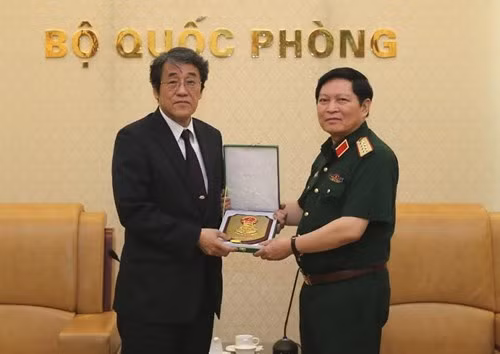 越南国防部部长吴春历会见日本驻越南大使梅田邦夫 ảnh 1