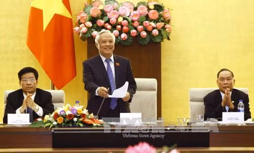 国会副主席汪周刘与老战兵模范代表团会面 ảnh 1