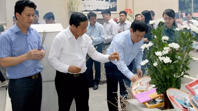 政府副总理王廷惠赴同禄三岔路口历史遗迹区敬香缅怀英雄烈士 ảnh 1 政府副总理王廷惠赴同禄三岔路口历史遗迹区敬香缅怀英雄烈士 ảnh 1