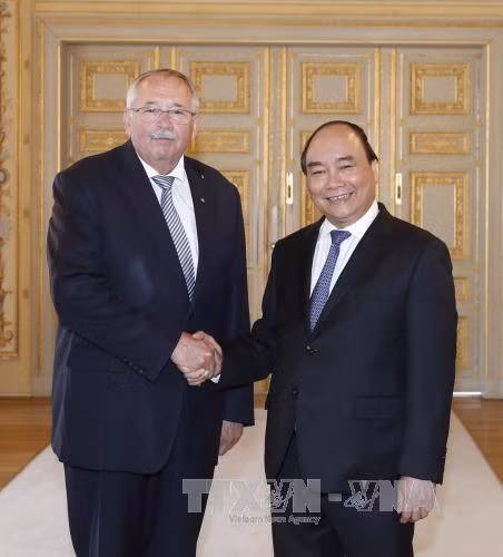 越南政府总理阮春福会见德国黑森州领导人 ảnh 2 越南政府总理阮春福会见德国黑森州领导人 ảnh 2