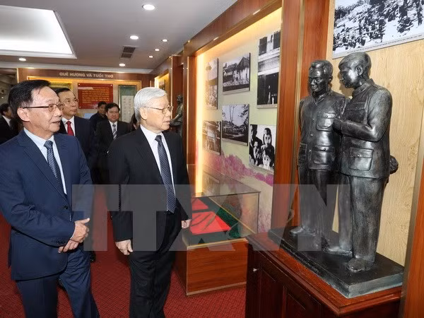 越共中央总书记阮富仲向阮志清大将敬香 ảnh 1 越共中央总书记阮富仲向阮志清大将敬香 ảnh 1