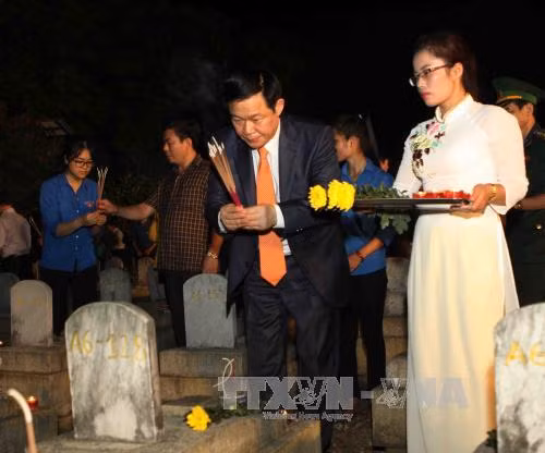 “越老之壮歌”点燃蜡烛表示感恩之心艺术表演活动在越南乂安省举行 ảnh 1 “越老之壮歌”点燃蜡烛表示感恩之心艺术表演活动在越南乂安省举行 ảnh 1