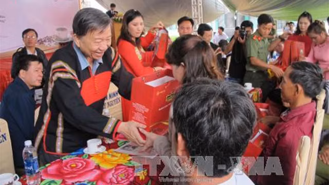 越南各阶层人民向抚优家庭表达感恩之心 ảnh 1