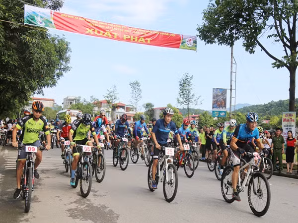 2019年越南·老街与中国·红河“两国一赛道”国际自行车赛结束 ảnh 2