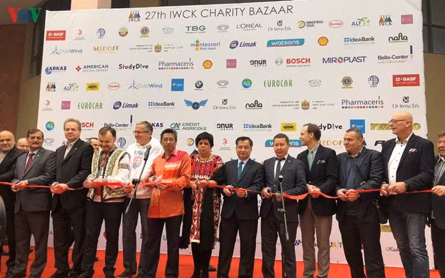 越南参加在乌克兰举行的第27届慈善交易会 ảnh 1