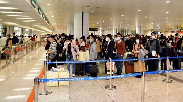 新冠肺炎疫情：3月22日来自疫区的2100多名越南人入境内排机场 ảnh 1