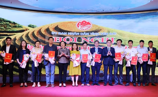 安沛省向15个投资项目颁发投资证书 投资资金达3万亿越盾 ảnh 1 安沛省向15个投资项目颁发投资证书 投资资金达3万亿越盾 ảnh 1