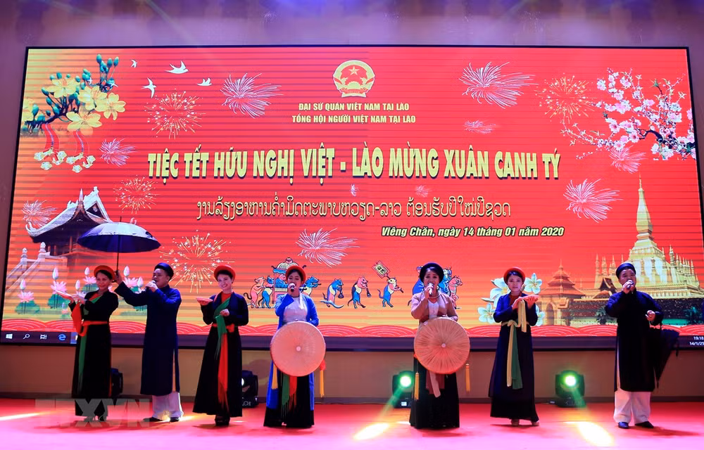 越共中央致电祝贺老挝人民革命党成立65周年 ảnh 1