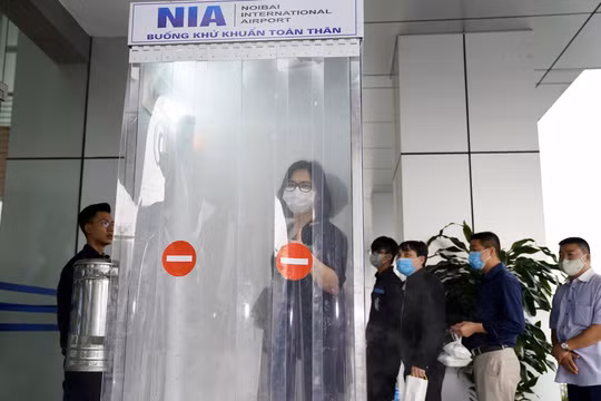 新冠肺炎疫情：内排机场技术服务中心成功研制人员消毒通道 ảnh 1