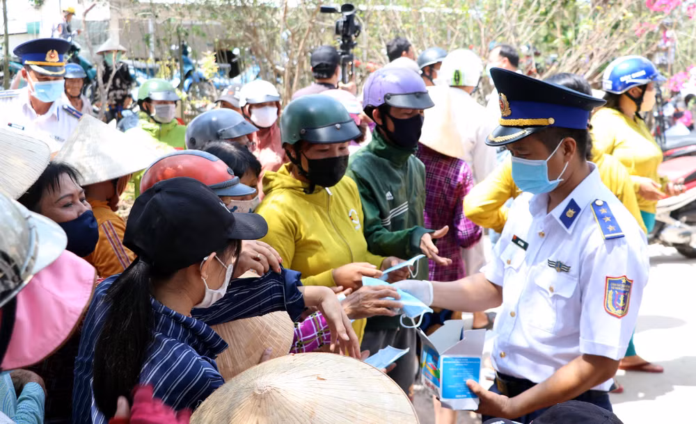 越南海警察司令部向朔庄省干旱和海水入侵灾民捐赠生活用水和医用口罩 ảnh 1