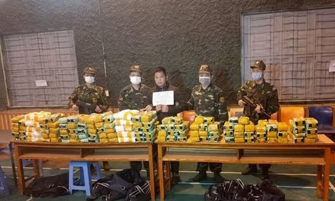 越南警方破获一起特大跨境毒品案 缴获合成毒品近450公斤 ảnh 1