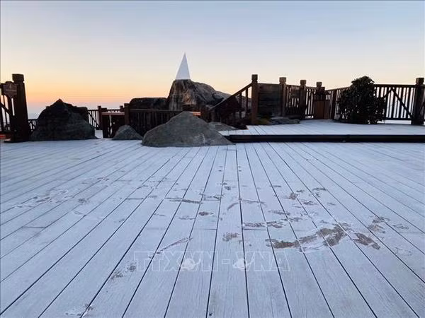 北部地区寒潮侵袭 番西邦山顶落下雪花 ảnh 3