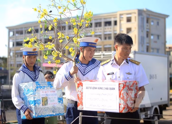 全国青年向长沙群岛上守岛战士送温暖献爱心 ảnh 1 全国青年向长沙群岛上守岛战士送温暖献爱心 ảnh 1