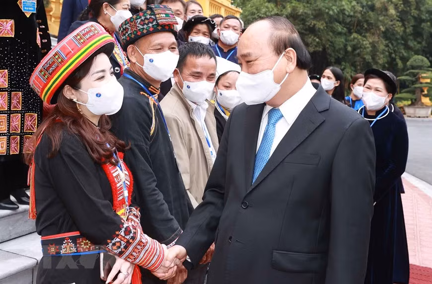 国家主席阮春福会见北件省先进模范代表和模范村长 ảnh 1