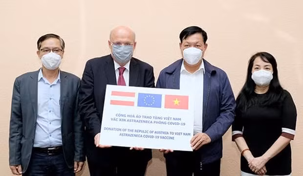 越南卫生部接受由奥地利政府捐赠的5万剂新冠疫苗 ảnh 2 越南卫生部接受由奥地利政府捐赠的5万剂新冠疫苗 ảnh 2