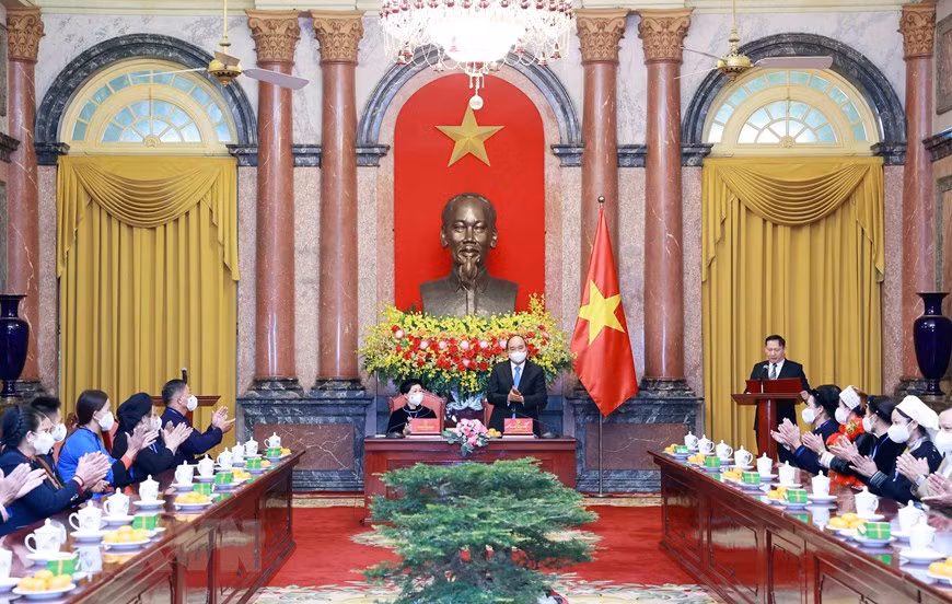 国家主席阮春福会见北件省先进模范代表和模范村长 ảnh 2
