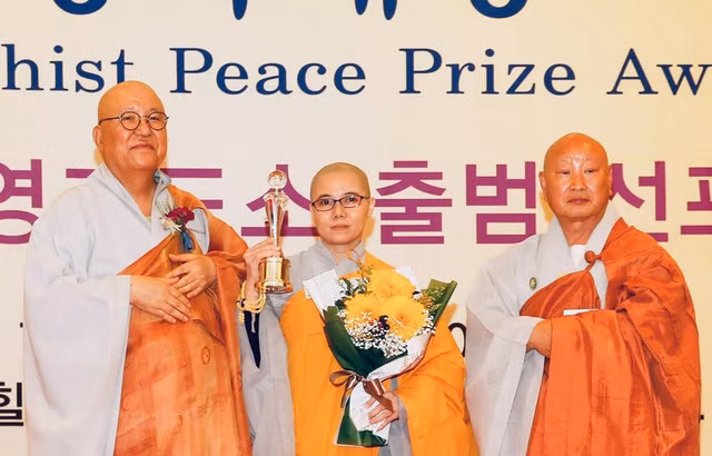 越南师姑释女戒性荣获韩国颁发的“世界和平慈善活动”奖 ảnh 1