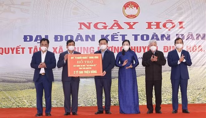 国会主席王廷惠出席在太原省举行的全民族大团结日活动 ảnh 1