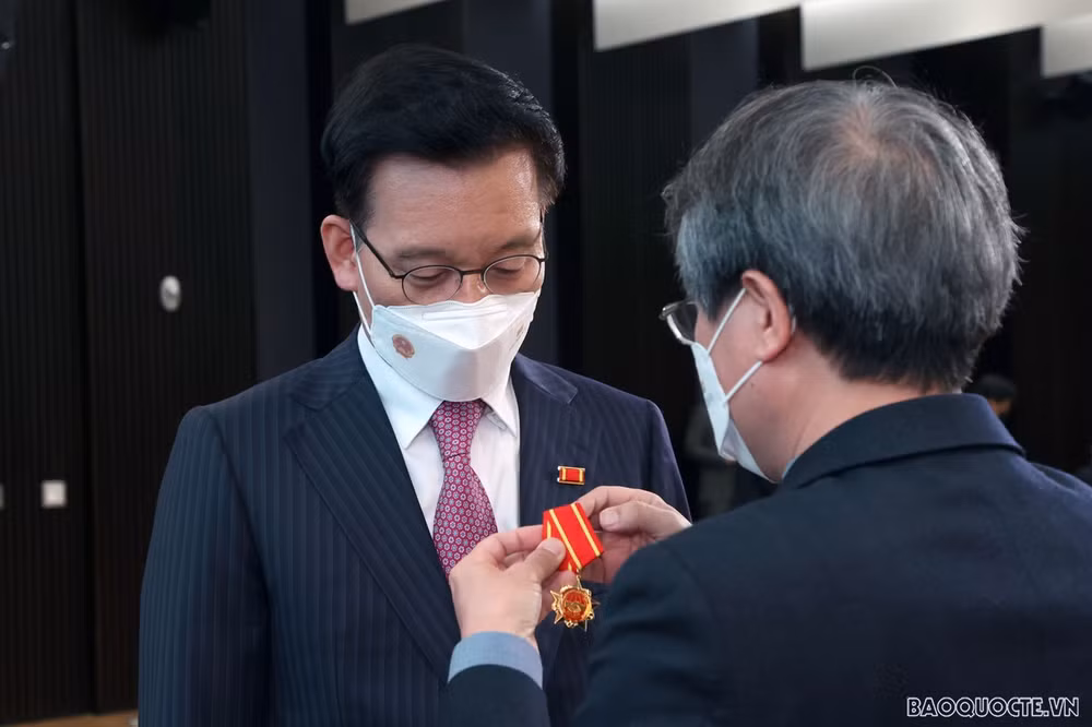 越南驻韩国光州全南前名誉总领事荣获友谊勋章 ảnh 1 越南驻韩国光州全南前名誉总领事荣获友谊勋章 ảnh 1