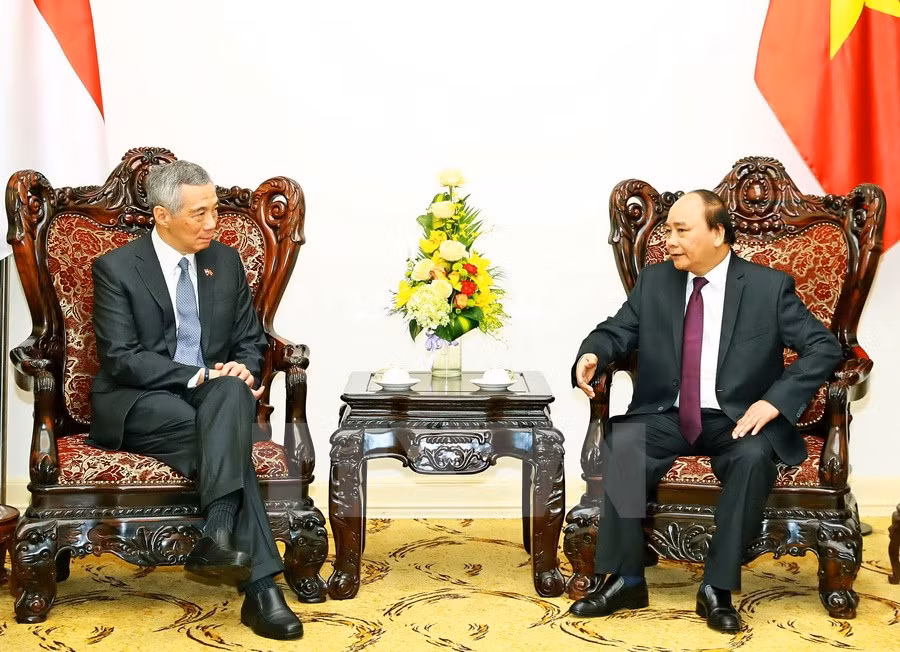 政府总理阮春福与新加坡总理李显龙举行会谈 ảnh 3