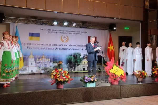 越乌建交25周年庆祝招待会在乌克兰举行 ảnh 1