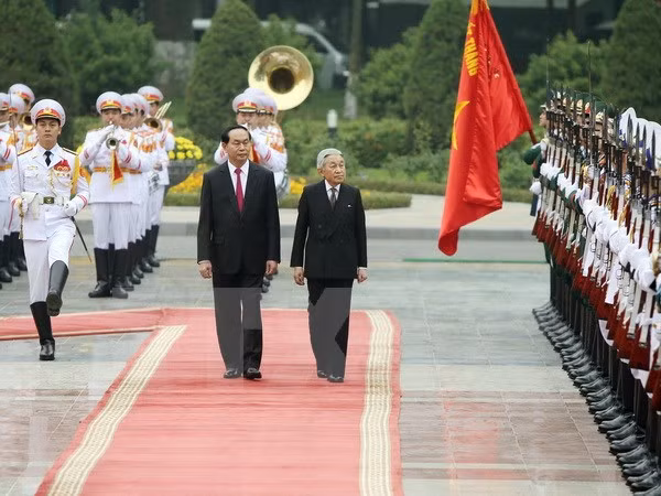 越南国家主席陈大光举行仪式欢迎日本天皇明仁和皇后访问越南 ảnh 1