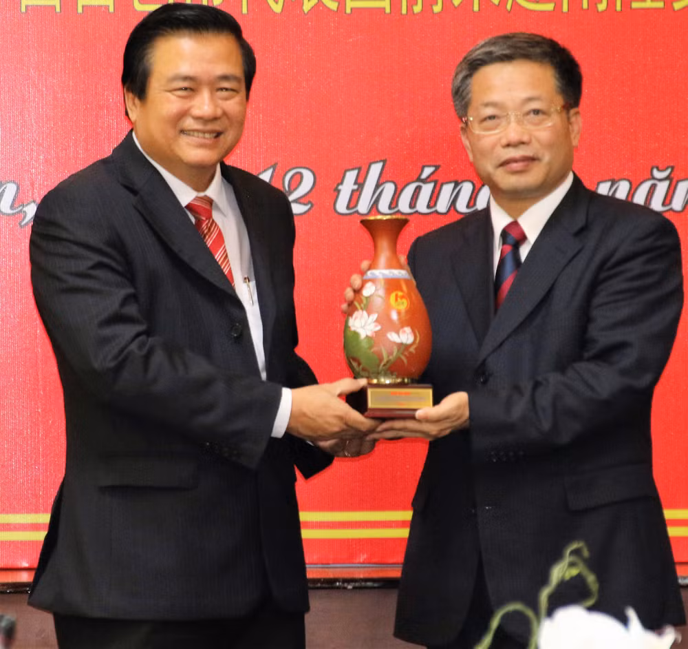 中国广西百色市代表团访问越南隆安省 ảnh 1