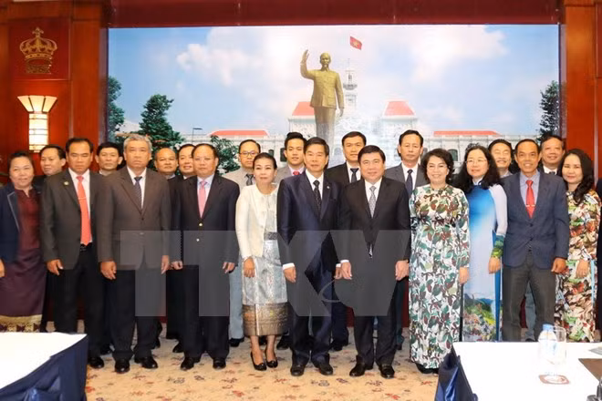 胡志明市荣获老挝政府授予的一级发展勋章 ảnh 1